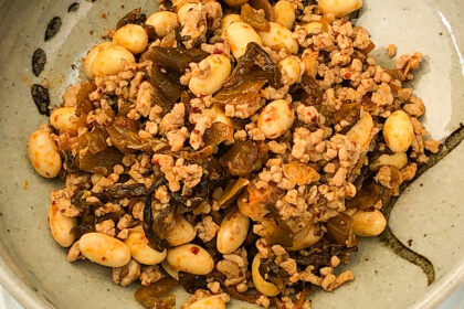 大豆と豚ひき肉の激辛高菜炒め