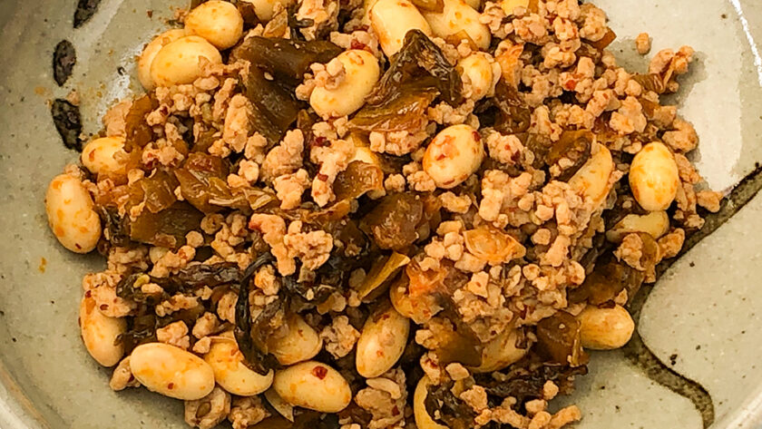 大豆と豚ひき肉の激辛高菜炒め