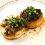 バターしょうゆ風味の長芋ステーキ明太高菜のせ