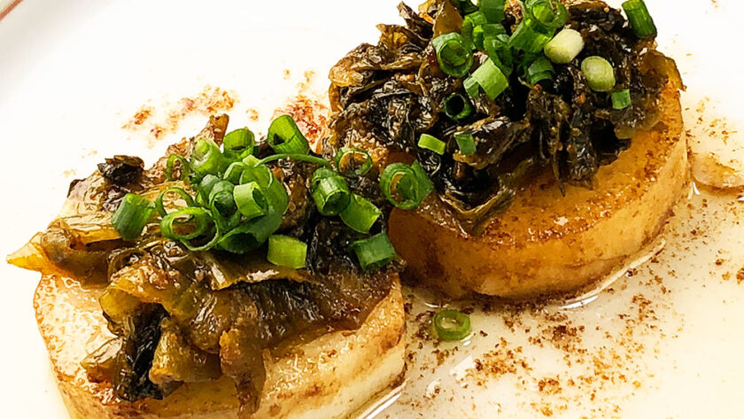 バターしょうゆ風味の長芋ステーキ明太高菜のせ