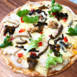 鶏むね肉と辛子高菜・レンコン・エリンギのピザ（オイスターソース風味）
