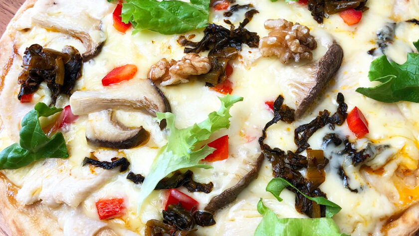 鶏むね肉と辛子高菜・レンコン・エリンギのピザ（オイスターソース風味）