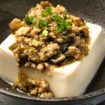 鶏そぼろと高菜味噌のあんかけ湯豆腐