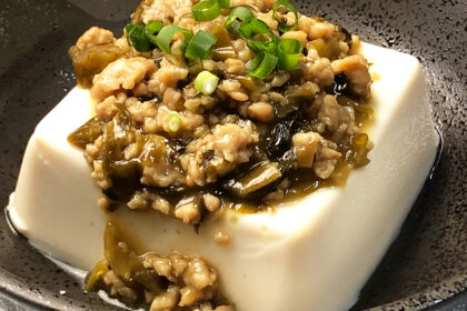 鶏そぼろと高菜味噌のあんかけ湯豆腐