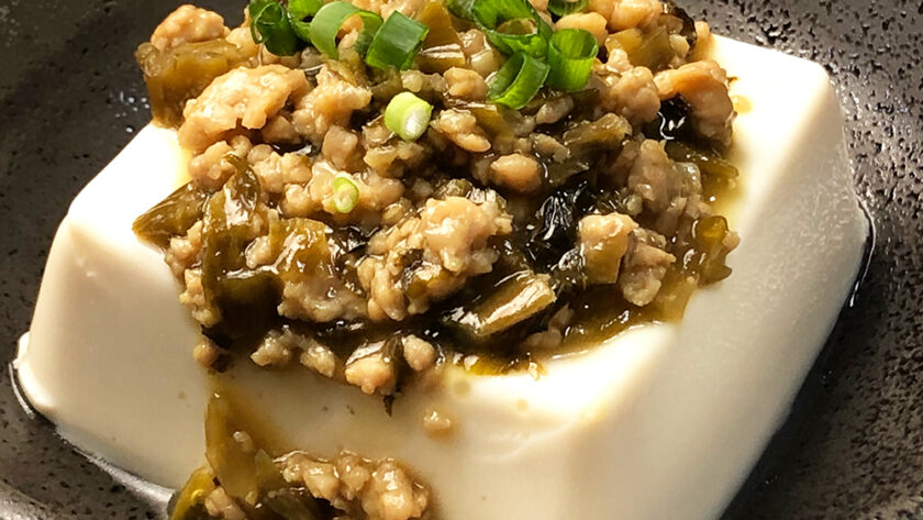 鶏そぼろと高菜味噌のあんかけ湯豆腐