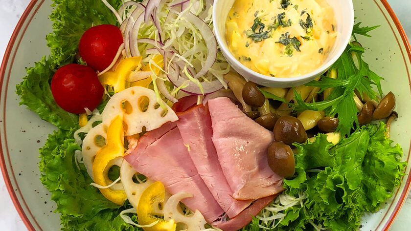 ちょっピリ高菜のタルタルソースで野菜サラダ