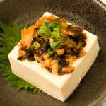 味付けなめ茸と辛子高菜のせ冷奴