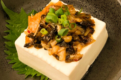 味付けなめ茸と辛子高菜のせ冷奴