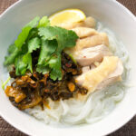 鶏もも肉と辛子高菜のフォー