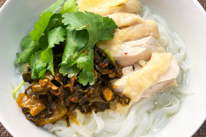 鶏もも肉と辛子高菜のフォー