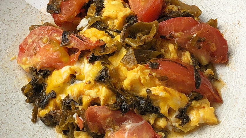 トマトと卵の辛子高菜炒め